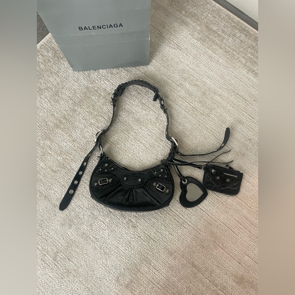 Le Cagole XS Shoulder Bag in black Arena lambskin, aged-silver hardware - Picture 2 of 16